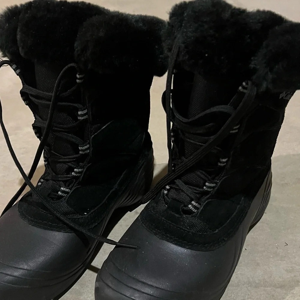 COLUMBIA Snow/Winter Boots in Black with Fur Lining